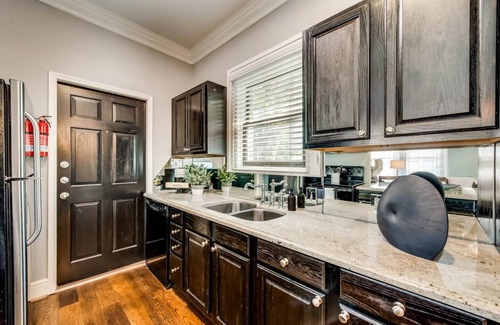 Old East Dallas Condominio | The main living area includes a spacious living room, dining area, and spa-inspired bathroom. Guests enjoy complimentary high-speed WiFi, washer/dryer, and all essential amenities for comfort and convenience.