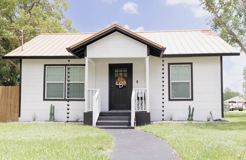Cuero Casa | The Main St House-Charming 2-bedroom home, fitness room in peaceful Cuero
