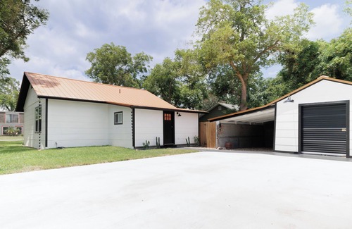 Cuero Casa | The Main St House-Charming 2-bedroom home, fitness room in peaceful Cuero