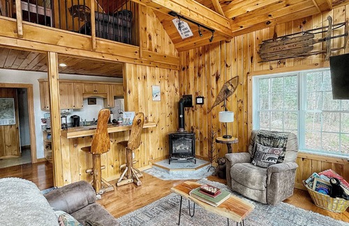 Greenwood Cabina | The Maine Mountain House -Cozy cabin w/ hot tub & fire pit,walk to ski/bike lift