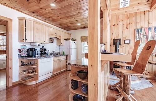Greenwood Cabina | The Maine Mountain House -Cozy cabin w/ hot tub & fire pit,walk to ski/bike lift