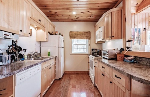 Greenwood Cabina | The Maine Mountain House -Cozy cabin w/ hot tub & fire pit,walk to ski/bike lift