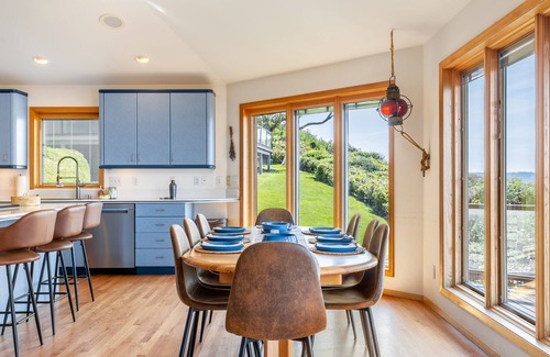 Freeland Casa | The Majestic Blue View by AvantStay | Waterfront