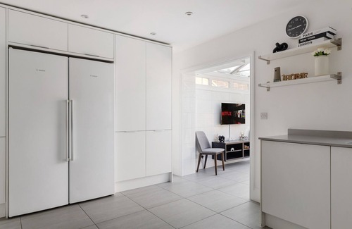 Southgate Green Casa | The Mall - Hot Tub, Parking, Garden, Games Room