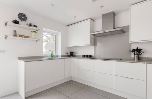 Southgate Green Casa | The Mall - Hot Tub, Parking, Garden, Games Room