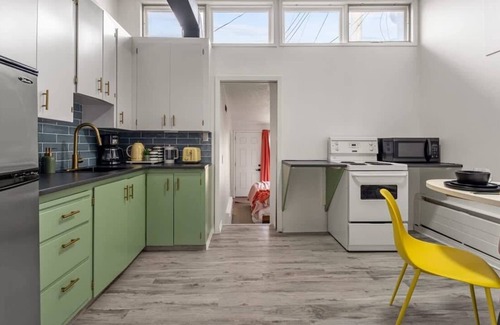 Drumheller Apartamento | The Mango | Vibrant Oasis |Sleeps 4 | Downtown Fun