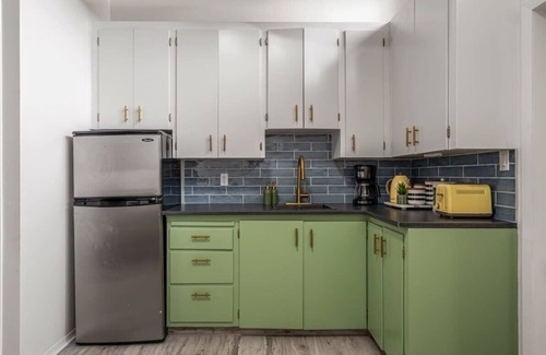 Drumheller Apartamento | The Mango | Vibrant Oasis |Sleeps 4 | Downtown Fun