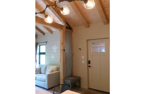 West Hartford Cabaña | “The Maple Moose”, modern cabin near Woodstock