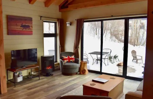West Hartford Cabaña | “The Maple Moose”, modern cabin near Woodstock