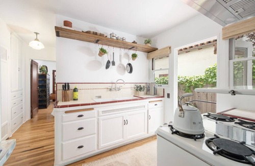 West Beach Apartamento | The Marlowe Garden Suite - Vintage Luxury at the Beach - Hotel Amenities