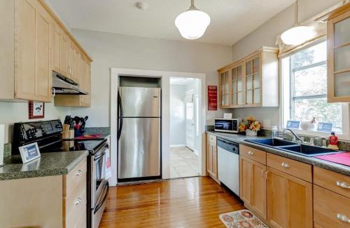 Eau Claire Casa | The Marvelous Miss Margrave-Close to USC- Jackson-Zoo