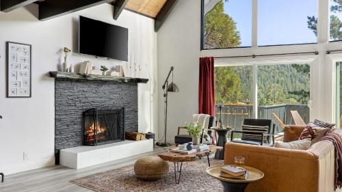 Crestline Casa | The Matterhorn Manor by AvantStay Harry Potter Inspired A-Frame Home w Hot Tub Views