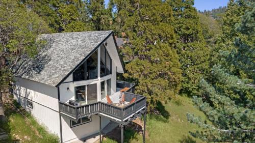 Crestline Casa | The Matterhorn Manor by AvantStay Harry Potter Inspired A-Frame Home w Hot Tub Views