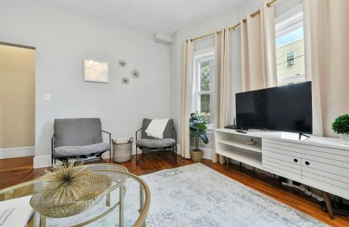 Chelsea Apartamento | The Maverick Downstairs - Lux Apartment - Free Parking - 2 Miles From Airport & Downtown Boston