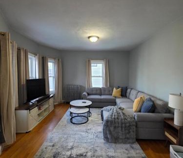Chelsea Apartamento | The Maverick Upstairs - NEW! - Lux Apartment - 2 Miles From Airport & Downtown Boston
