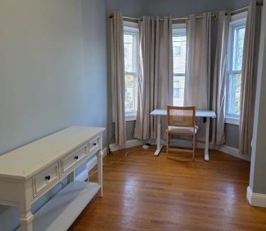 Chelsea Apartamento | The Maverick Upstairs - NEW! - Lux Apartment - 2 Miles From Airport & Downtown Boston
