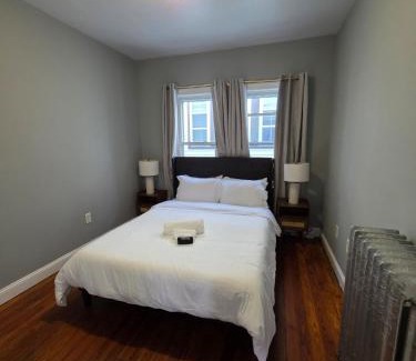 Chelsea Apartamento | The Maverick Upstairs - NEW! - Lux Apartment - 2 Miles From Airport & Downtown Boston