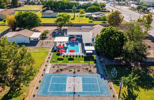 Gilbert Casa | The Max Resort, 1.5 Acres of Huge Space to Relax! Unwind and Enjoy Unlimited Fun