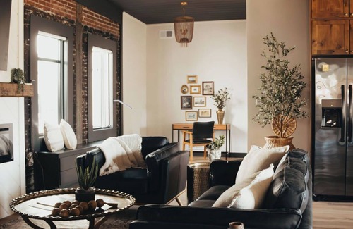 Leitchfield Apartamento | The McKinzie Penthouse! newly renovated 2-King bedroom / 2-bathroom.