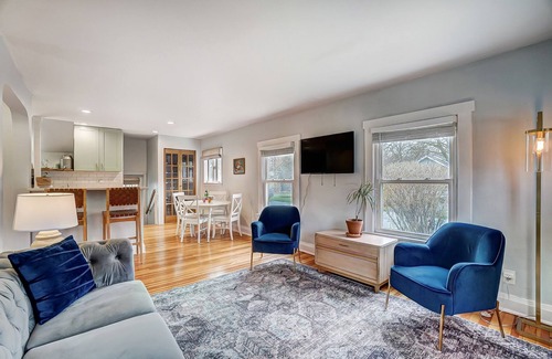 Bowling Green Casa | The Meeker House Charming 3/4 Bedroom Home w/ Hot Tub