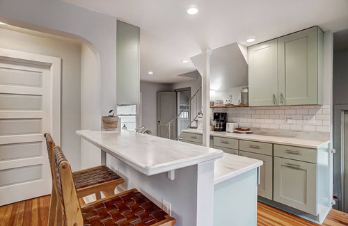 Bowling Green Casa | The Meeker House Charming 3/4 Bedroom Home w/ Hot Tub