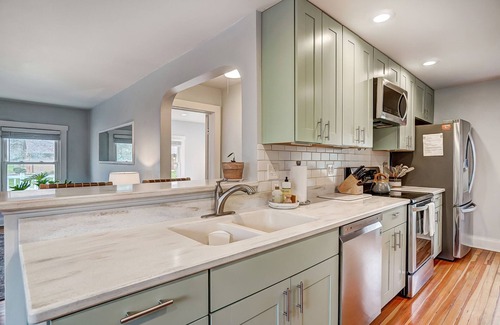 Bowling Green Casa | The Meeker House Charming 3/4 Bedroom Home w/ Hot Tub
