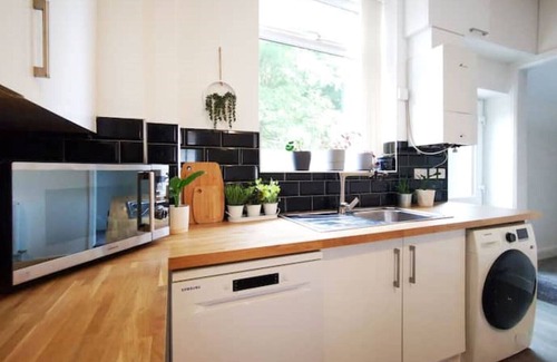 Failsworth Casa | The Mellor - Holiday Home 10 Minutes to Manchester City Centre With Free Parking