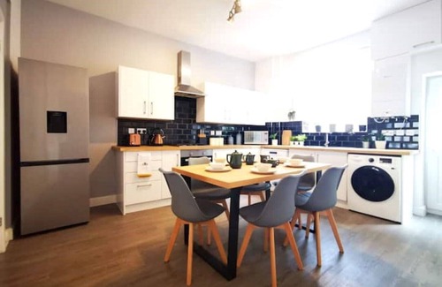 Failsworth Casa | The Mellor - Holiday Home 10 Minutes to Manchester City Centre With Free Parking