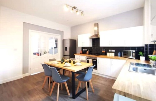 Failsworth Casa | The Mellor - Holiday Home 10 Minutes to Manchester City Centre With Free Parking