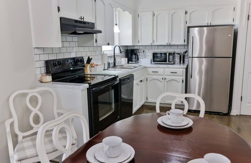 Oxford Casa | The Merrimac House: Cute, Cozy and very Convenient to I-20 in Oxford, Al.