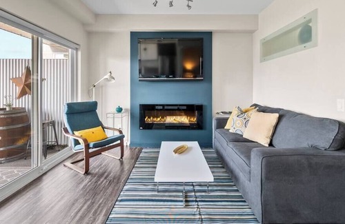 Kelowna Central Business District Apartamento | The Metro | Brand New + Centrally Located