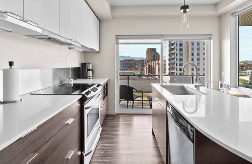 Kelowna Central Business District Apartamento | The Metro | Brand New + Centrally Located