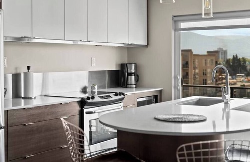 Kelowna Central Business District Apartamento | The Metro | Brand New + Centrally Located