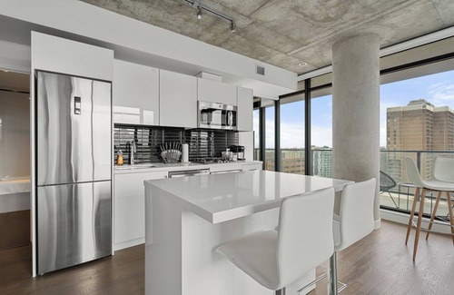 Connaught Casa | The Metro - Swimming Pool + DT City Views!