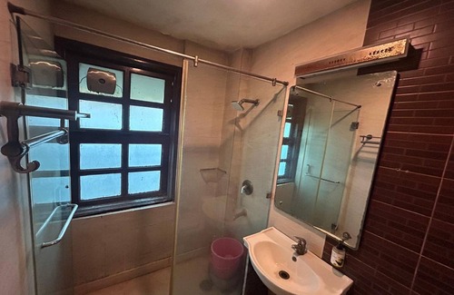 Paharganj Hotel | The Metropolis Guest House Near RK Ashram Metro Station