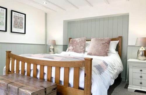 Petworth Casa | The Mews Pet Friendly and Parking