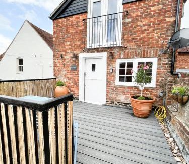 Petworth Casa | The Mews Pet Friendly and Parking