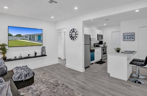 North Miami Villa | The Miami Oasis (Modern)