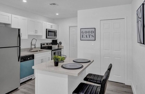 North Miami Villa | The Miami Oasis (Modern)