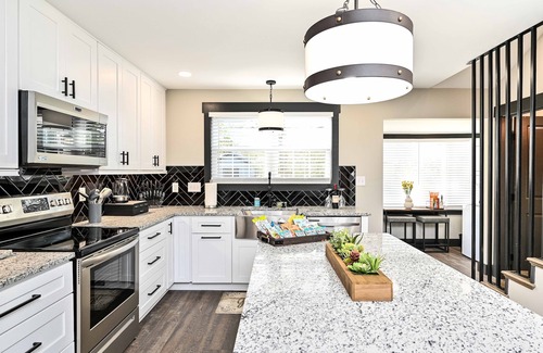 Sans Souci Casa | The Mid-Mod 3 Miles to Downtown / Furman!