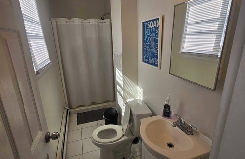 North Providence Apartamento | The Middle flight Spacious 4-bedroom apartment with AC in North Providence