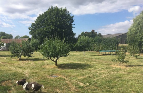 Devizes Cabaña | The Milk House, beautiful dairy cottage, pet friendly and beautiful views