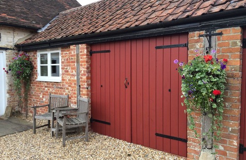 Devizes Cabaña | The Milk House, beautiful dairy cottage, pet friendly and beautiful views