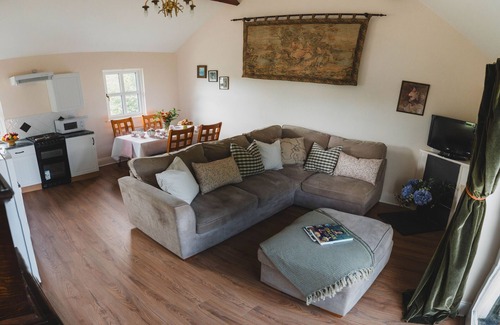 Ashford Apartamento | The Milking Parlour Self Catering first floor 3 Bedroom Apartment.