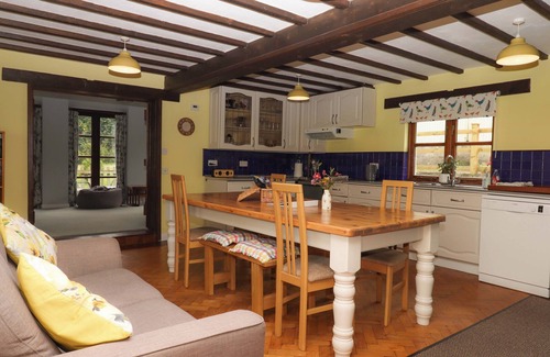 Torrington Casa | THE MILKING SHIPPON AT THORNE, family friendly in Great Torrington