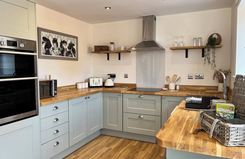 Thornicombe Cabaña | THE MILL, pet friendly, with hot tub in Blandford Saint Mary