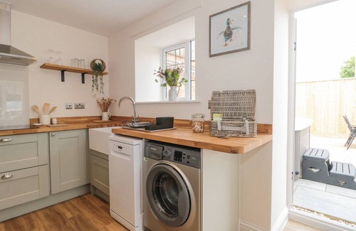 Thornicombe Cabaña | THE MILL, pet friendly, with hot tub in Blandford Saint Mary