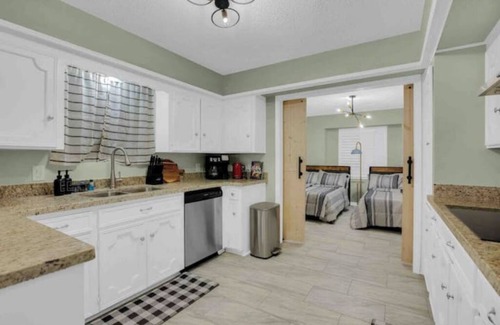 Deer Park Casa | The Millionaire club-amazing pool- Hot tub - outdoor shower & bar-5BR-game room