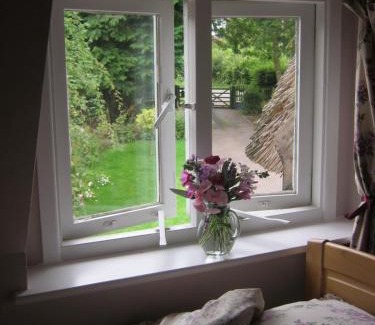 Moreton Cama Y Desayuno | THE MOATS - CODDINGTON A small private thatched cottage B&B located in quiet countryside between Ledbury and Malvern - convenient for the Malvern Three Counties Showground and 5 miles from excellent shops restaurants and Ledbury Poetry Festival
