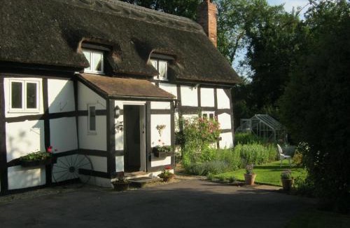 Moreton Cama Y Desayuno | THE MOATS - CODDINGTON A small private thatched cottage B&B located in quiet countryside between Ledbury and Malvern - convenient for the Malvern Three Counties Showground and 5 miles from excellent shops restaurants and Ledbury Poetry Festival